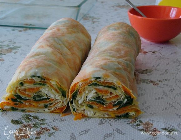 Разрезать рулет пополам.