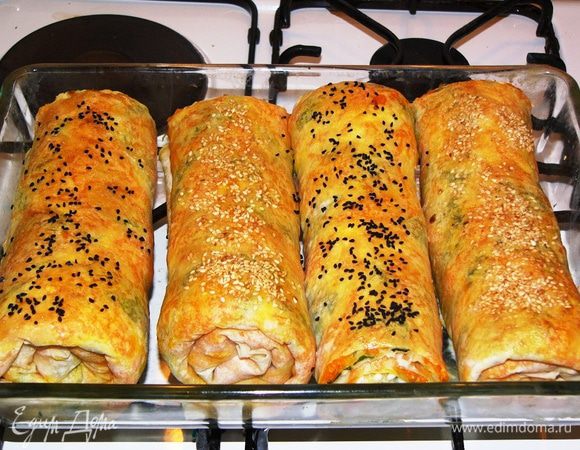 Разогреть духовку до 180 градусов. Рулеты смазать желтком, посыпать кунжутом и выпекать 25-30 минут. Вот такие красавцы у нас получились!