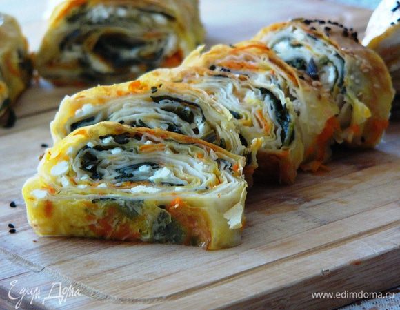 Дать рулетам немного остыть, чтобы смягчилась верхняя корочка, затем достать из формы и нарезать на порционные куски. Рулет вкуснее в теплом виде, поэтому лучше подавать его сразу, а на следующий день перед подачей разогреть. Приятного аппетита!