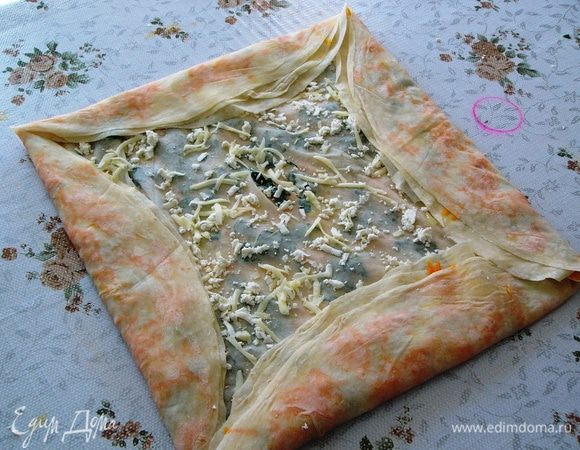 У меня тесто круглой формы, поэтому на этом этапе я подгибаю края с четырех сторон, чтобы получился квадрат.