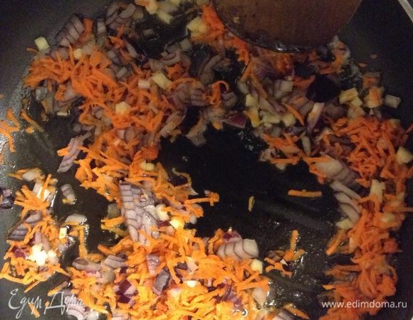 Для начинки, лук и чеснок мелко нарезать, морковь натереть на терке, я обжаривала на смеси оливкового и сливочного масла, но можно любое.