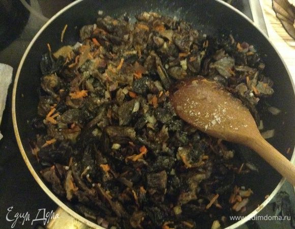 Грибы нарезать на средние куски и добавить к овощам. Подержать пару минут до готовности грибов. Соль и перец по вкусу.