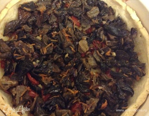 Выложить сверху на помидоры 2/3 грибов, остальные отложить.