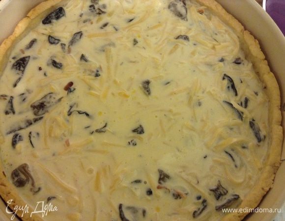 Соединить сливки, сметану, яйца, половину сыра натереть и добавить. Посолить, поперчить, вылить в форму поставить в духовку на 30 минут при 180С.