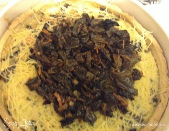 Достать с духовки посыпать оставшимся сыром и выложить в центр оставшиеся грибы поставить еще на 15 минут.