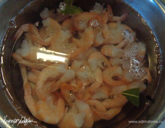 Креветки отварить в подсоленной воде с добавлением лаврового листа и нескольких горошин черного перца. Я варю с момента закипания ровно 1 минуту. Чтобы креветки не переварились, ведь потом мы еще будем подвергать их термической обработке.