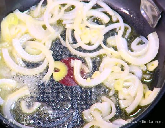 Разогреть в сковороде сливочное и оливковое масло и обжарить лук и чеснок до прозрачности.