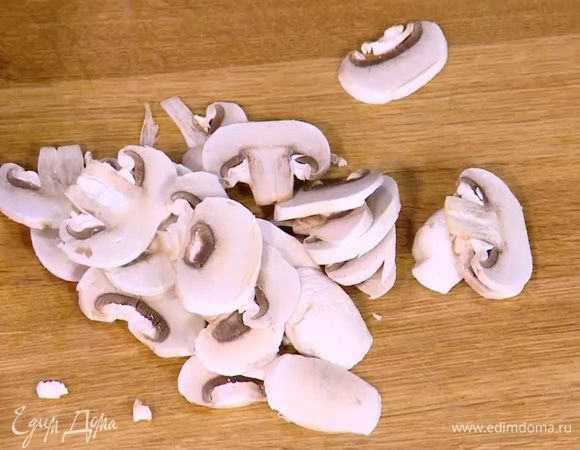 Шампиньоны порезать тонкими пластинками.