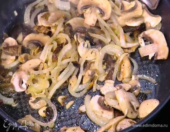 Добавить шампиньоны и сухие грибы к луку с чесноком, слегка посолить, поперчить, перемешать и обжарить.