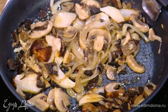 Размороженные белые грибы нарезать пластинками, добавить в сковороду, все перемешать.