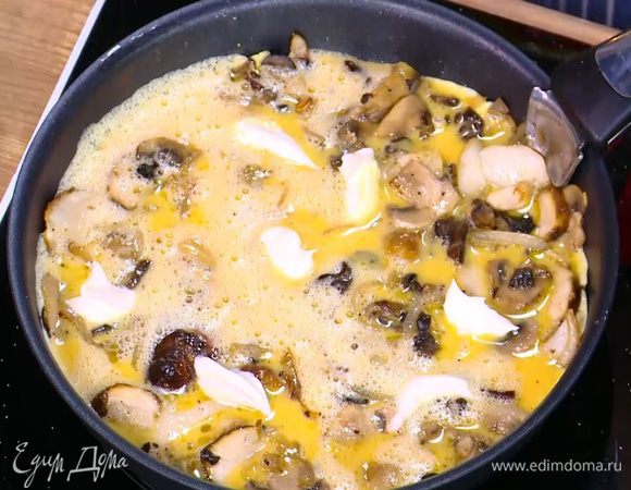 Яйца разбить в глубокую посуду, посолить, поперчить, перемешать и влить в сковороду.