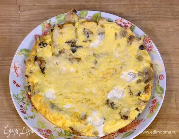 Когда края фриттаты схватятся, отправить сковороду под разогретый гриль на 2–3 минуты.