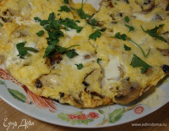 Зелень петрушки измельчить руками и посыпать готовую фриттату.