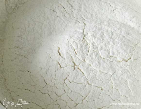 Добавить рисовую и пшеничную муку, соль.
Замесить тесто, скатать из него шар и убрать в холодильник на час.
Тесто раскатать (при необходимости подсыпая муку) и вырезать из него небольшие печенья. 