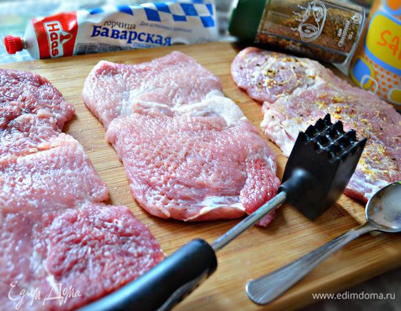 Отбить мясо кухонным молоточком. Слегка посолить (количество соли регулируйте в зависимости от того, насколько у вас соленый бекон или хамон, а также каймак). Мясо поперчить, смазать горчицей, посыпать молотой красной паприкой. Повторяем те же манипуляции с другой стороны.