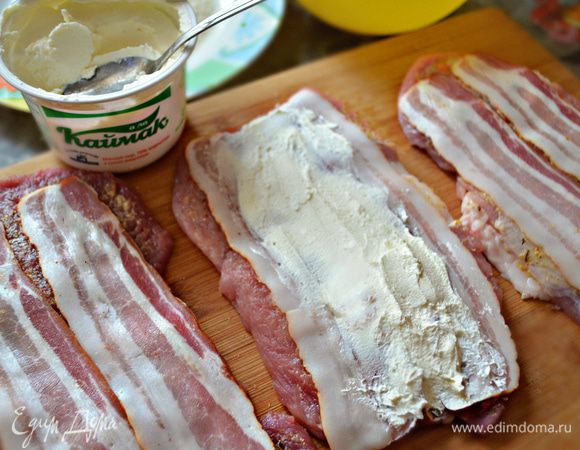 На внутреннюю часть филе уложить хамон (можете заменить на бекон, как у меня, или грудинку), каймак (возможно также использовать не очень соленую брынзу или козий сыр). Завернуть плотным рулетом.