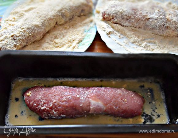 Обвалять шницель в муке, потом в яйце и затем в сухарях. Повторить эту операцию еще раз. Потом хорошенько прокатать рулет по столу, прижимая плотно руками, чтобы панировка как следует закрепилась.