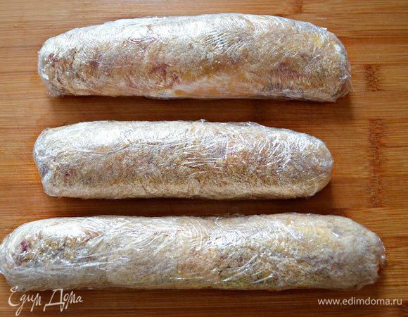 Я обернула шницель пленкой и положила на 30 мин. в холодильник, чтобы панировка хорошо закрепилась.