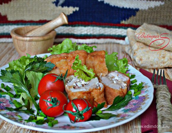 Подавать готовые шницели лучше со свежими овощами и зеленью. Черногорцы в качестве гарнира, помимо овощей, подают картофель фри. Порция получается большой, вполне подойдет для двоих. Приятного вам аппетита!