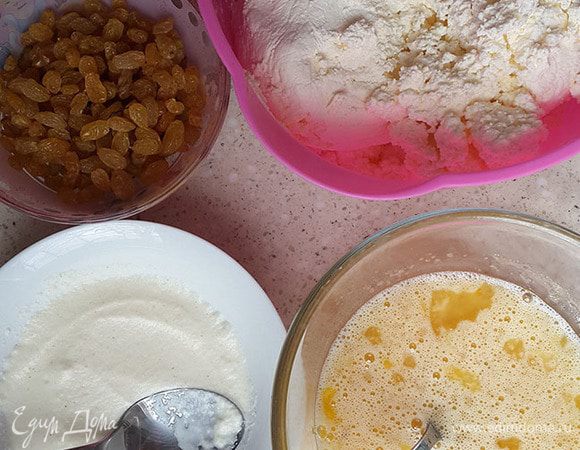 Залить манку молоком. Дать постоять минут 15-20. Залить изюм и цукаты горячей водой, не кипятком. Дать постоять 15 минут.