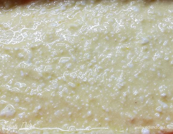 Смешать в миске творог, яйца, сахар и ванилин до однородной жидковатой массы.