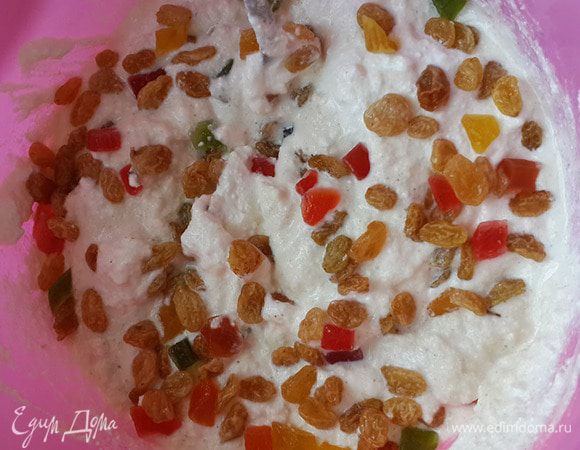 В творог вмешать манку, цукаты и изюм.