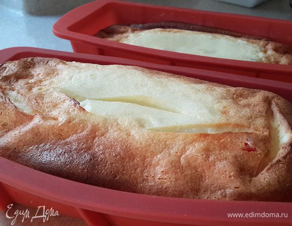 Разогреть духовку до 170°С. Вылить в силиконовую форму запеканку и выпекать около 50-60 минут. Запеканка сильно поднимется, раза в 3. Но минут через 15 после выключения — осядет. Это нормально. 