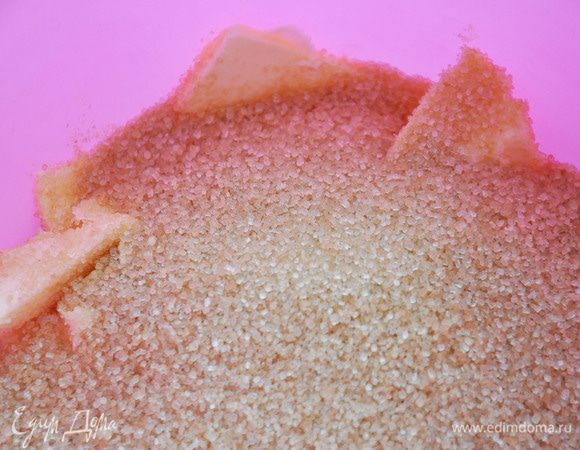 Масло комнатной температуры взбить с сахаром до получения однородной массы. Сахар не должен раствориться полностью.