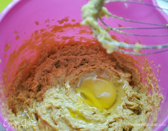 Вбить яйца и перемешать венчиком.