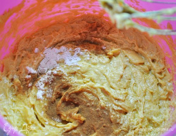 К массе подмешать просеянную муку с разрыхлителем и корицей.