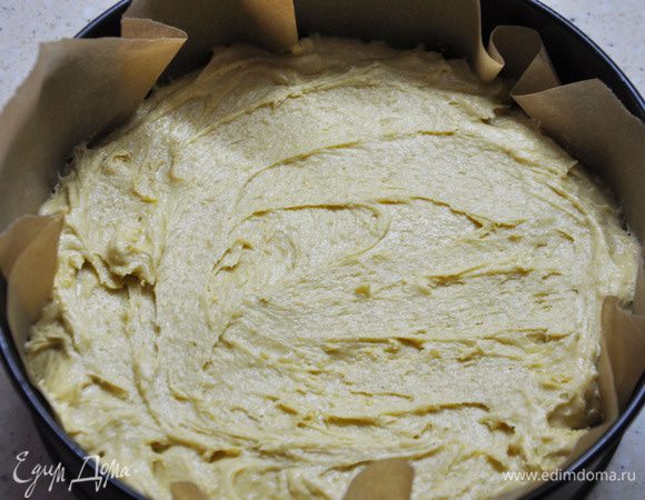 Выложить тесто в разъемную форму, устланную пергаментом. Смазывать не нужно форму.