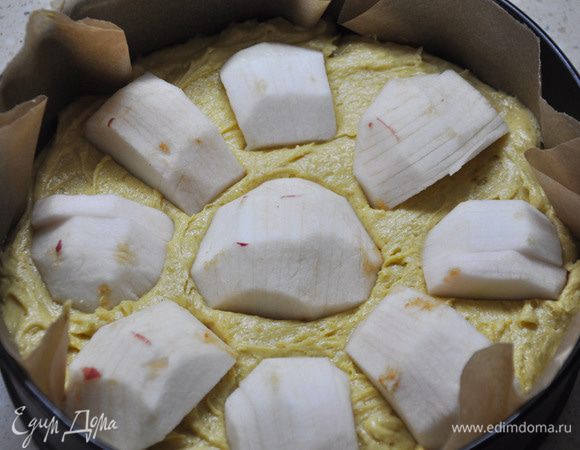 Яблоки очистить, нарезать крупными кусками без косточек. Сделать продольные надрезы на выпуклой стороне. Выложить на тесто.