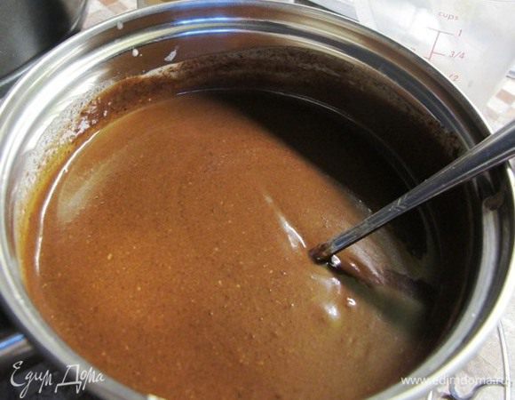 Масло и шоколад растопить на водяной бане или в микроволновке.
Духовку включить на 160°C.