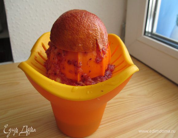 Из апельсина выдавить сок. Оранжевую цедру натереть на крупной терке.