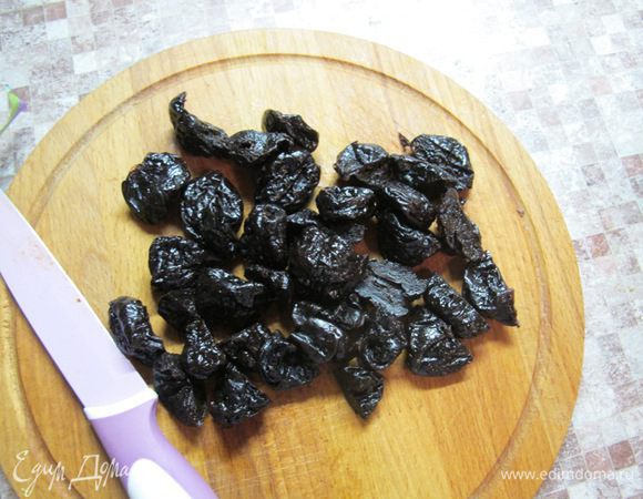 Порезать чернослив.