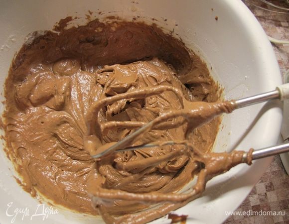 Яйца взбить с сахарным песком. Влить шоколадно -масляную смесь и взбить миксером на средних оборотах. Затем добавить апельсиновый сок и цедру, перемешать. Муку смешиваем с разрыхлителем, всыпаем в жидкие компоненты и размешиваем миксером. Затем добавляем чернослив и ромовый ароматизатор.