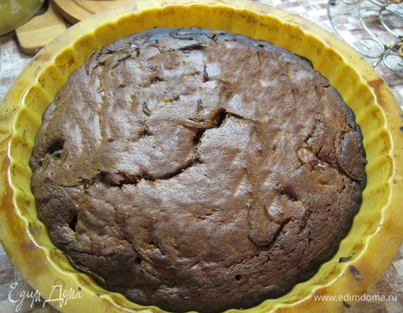 Форму смазываем маслом, выливаем смесь и выпекаем около 40 минут. Через 30 минут после выпечки, если верх сильно румянится, накрываем его фольгой и допекаем до готовности.