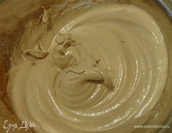 Белки взбить с сахаром в крепкую пену, добавить просеянное какао, еще минутку поработать миксером. 