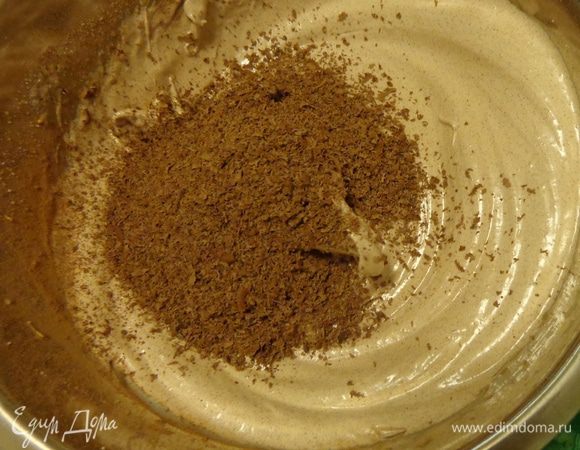 В последнюю очередь всыпать тертый шоколад и перемешать лопаткой до однородности.