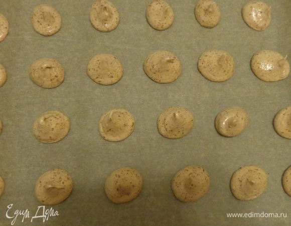 Готовое тесто переложить в кулинарный мешок и отсадить на пергамент маленькие печеньки. Печь при 150°С (духовку включить сразу, как начнете делать безе) минут 18. 
