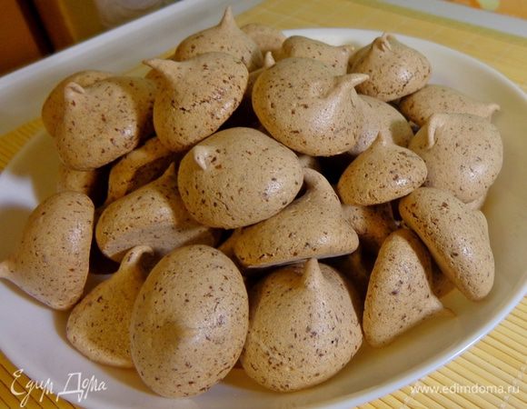 Готовое печенье легко отделяется от пергамента и само просится в рот.
Приятного аппетита!