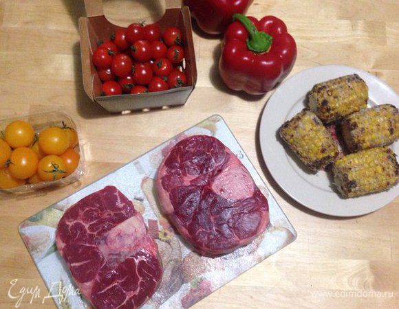 Нужно подготовить ингредиенты.
Стейк должен быть достаточно толстым (3-5 см), это нужно для того, чтобы он не высох на сковороде.
Перед тем как жарить, стейку нужно дать отдохнуть 30 минут (нагреться до комнатной температуры). 
А лучше положить в холодильник без упаковки на решетку, а решетку на   противень и дать там полежать 2 дня (он немного подсушится и будет еще сочнее)