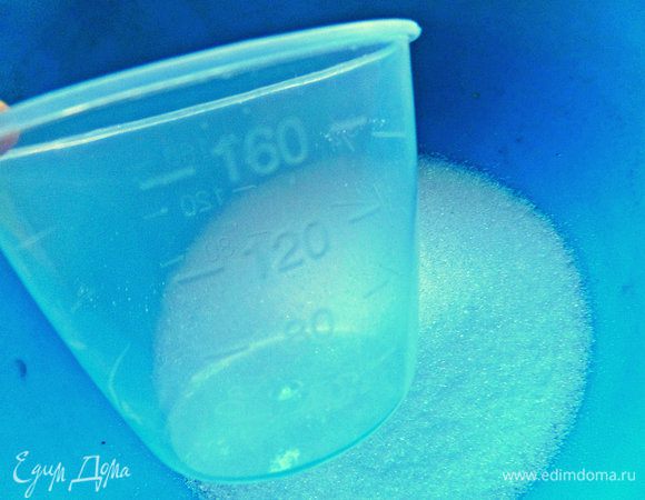 Если куплен стаканчик йогурта, отмеряем им или вот таким мерным стаканчиком от мультиварки, ориентируясь на мерку 120 мл.