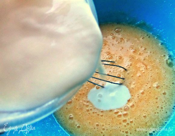 Выливаем стаканчик йогурта или отмеряем 125 мл.