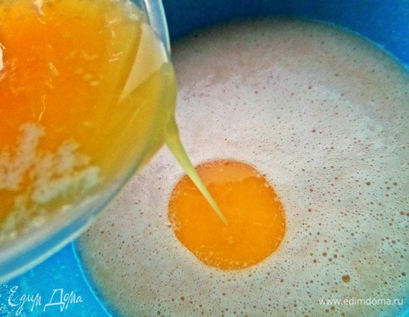 Растапливаем, остужаем масло (80 г) и переливаем стаканчик в тесто.