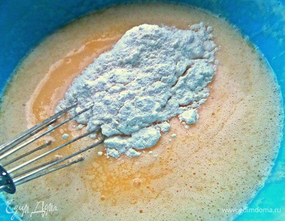 Всыпаем просеянную муку с разрыхлителем, отмеряем стаканчиком (2 раза по 125 мл)!