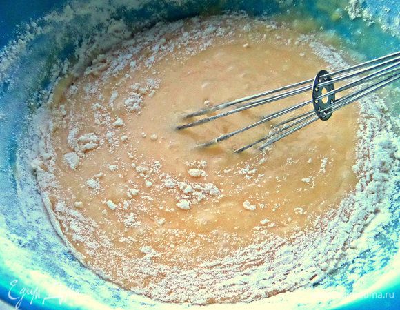 Взбиваем, тесто остаётся жидким, но немного постоит и загустеет.