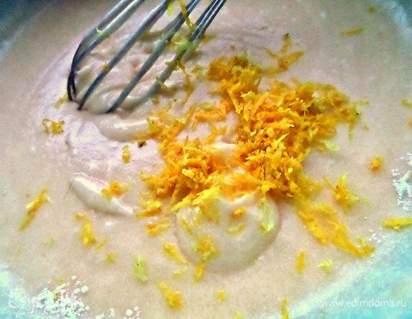 Натираем цедру с вымытого лимона в тесто.