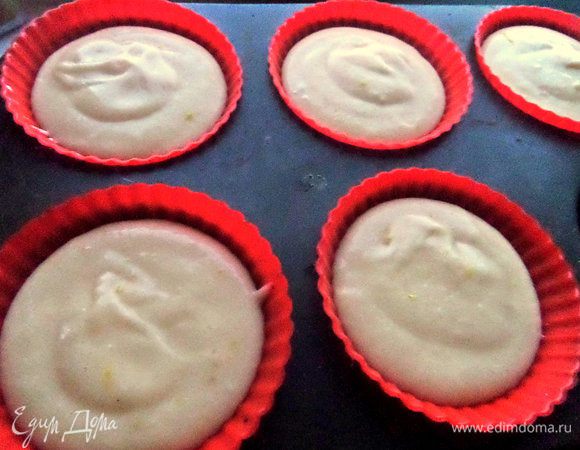 Распределяем по силиконовым формочкам для маффинов.