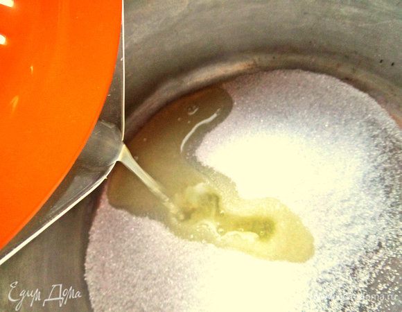 Насыпаем сахар (или мёд) в кастрюльку, выливаем весь сок и ставим на небольшой огонь.